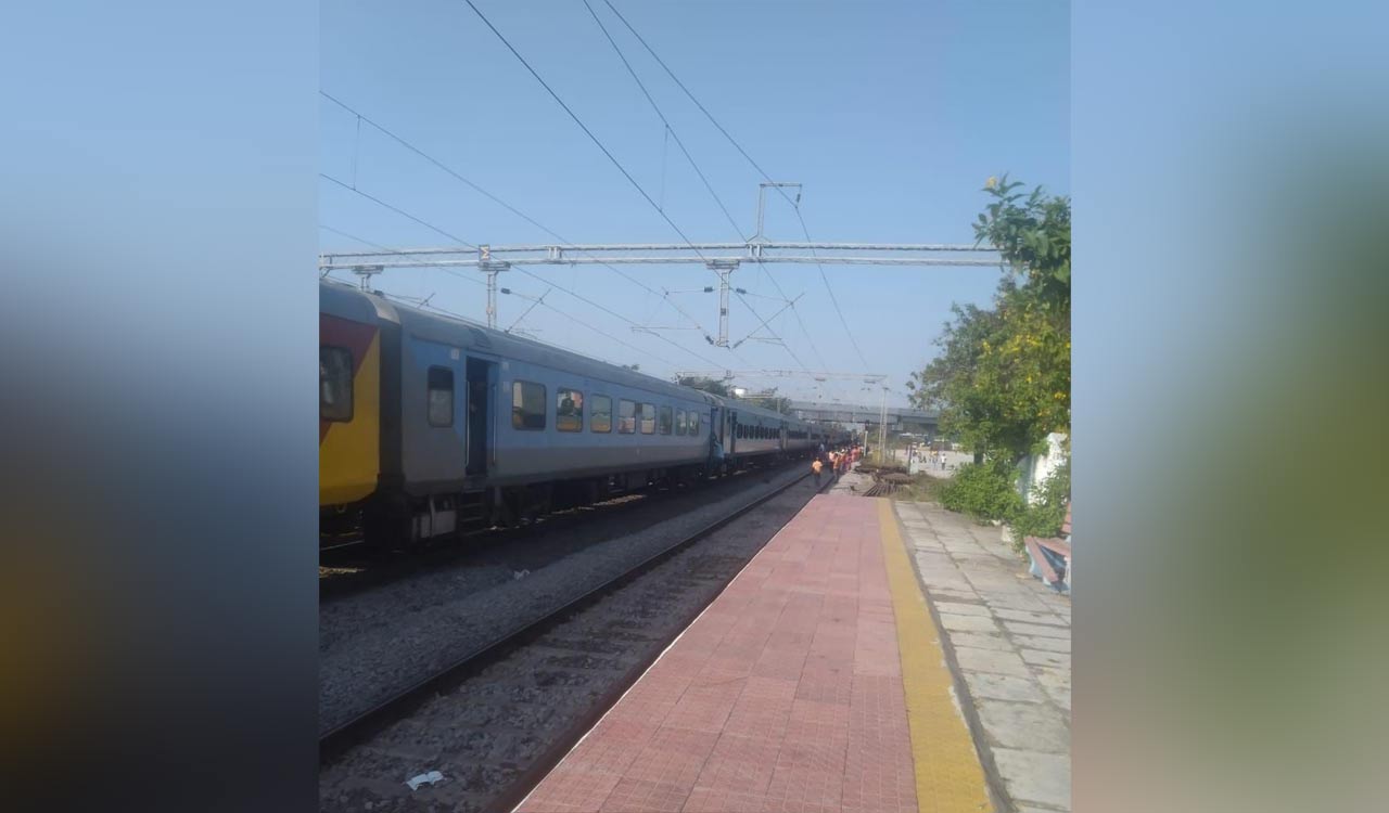 Secunderabad – Sirpur Kagaznagar train halts at Bibinagar after smoke eminates from a coach