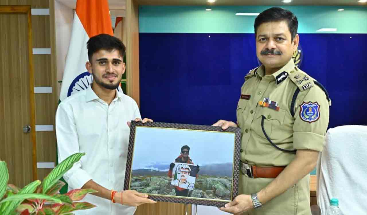 CP DS Chauhan felicitates T’gana mountaineer for scaling Mount Kosciusko