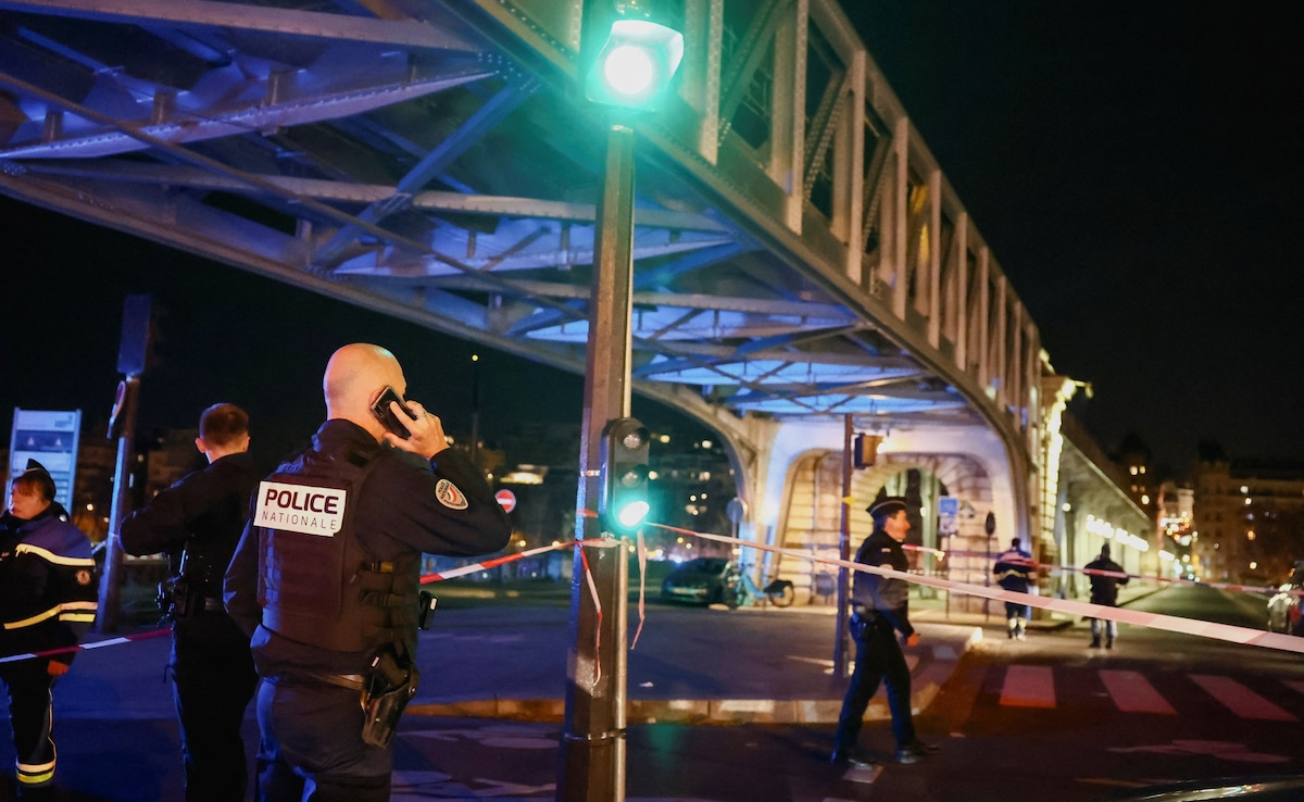 Attacker Stabs Man To Death In Paris Near Eiffel Tower, Wounds Another