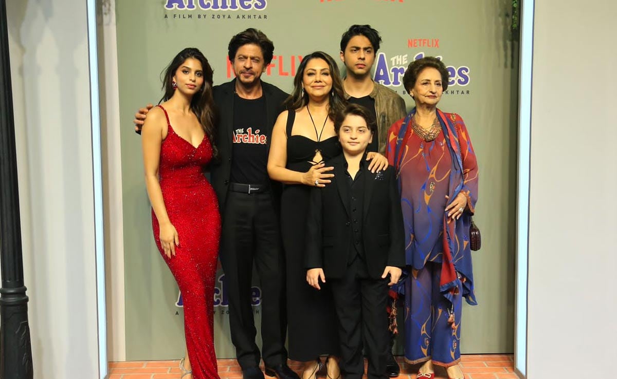 SRK With Gauri, Aryan And AbRam – Suhana's Cheer Squad At The Archies Screening