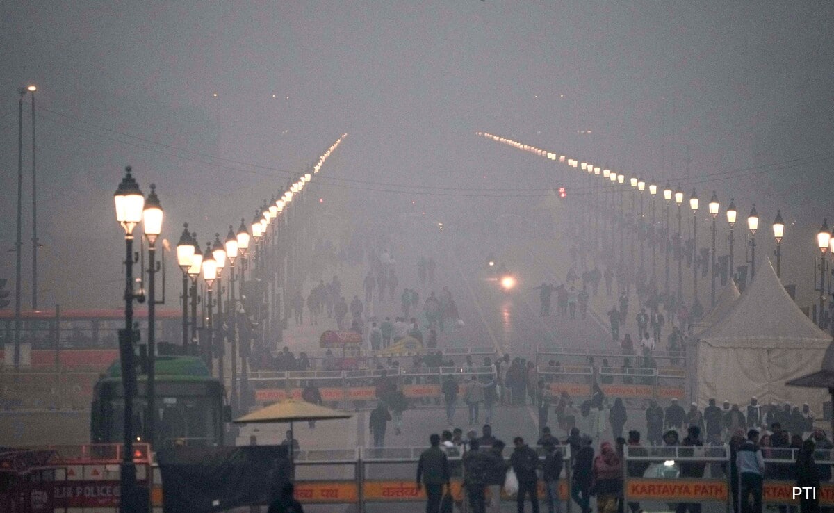 Dense Fog Engulfs Delhi, Adjoining Areas, Flights, Trains Hit