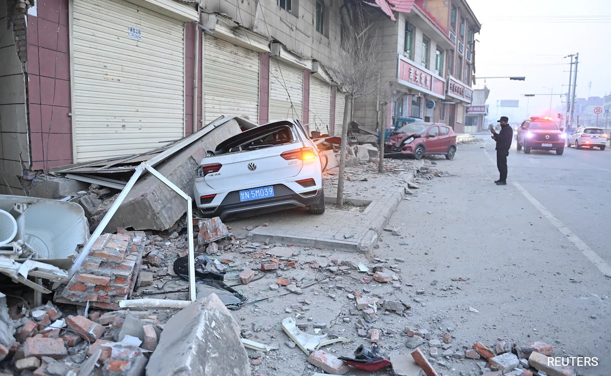 Watch: China Earthquake Sends Diners Rushing Out Of Restaurant