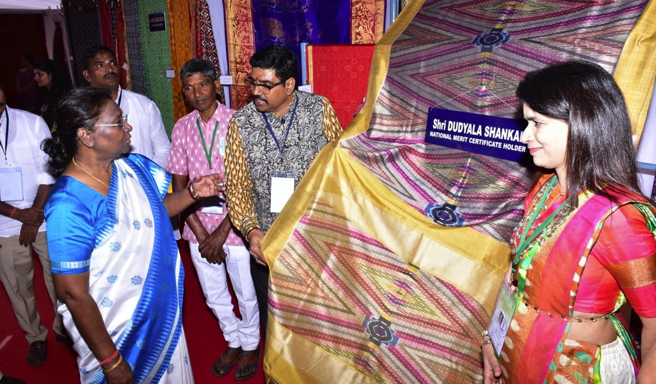 President Droupadi Murmu praises Pochampally weavers