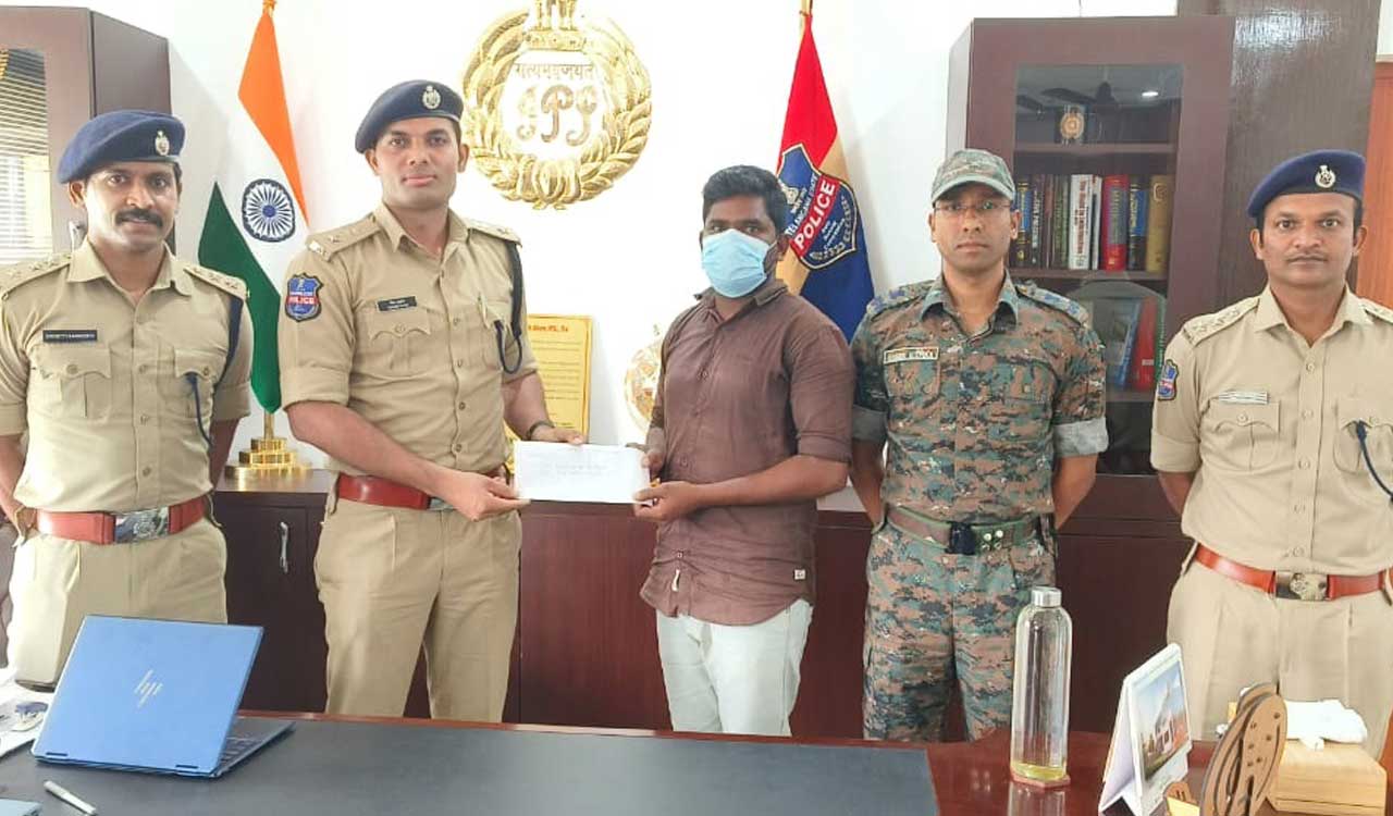 Maoist party member surrenders before Mulugu SP