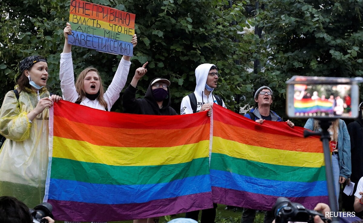 Russia Bans LGBT Movement, Terms It "Extremist"