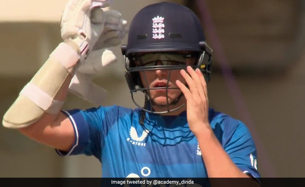 "What A Legend": Curran Wearing Sunglasses While Batting Breaks Internet