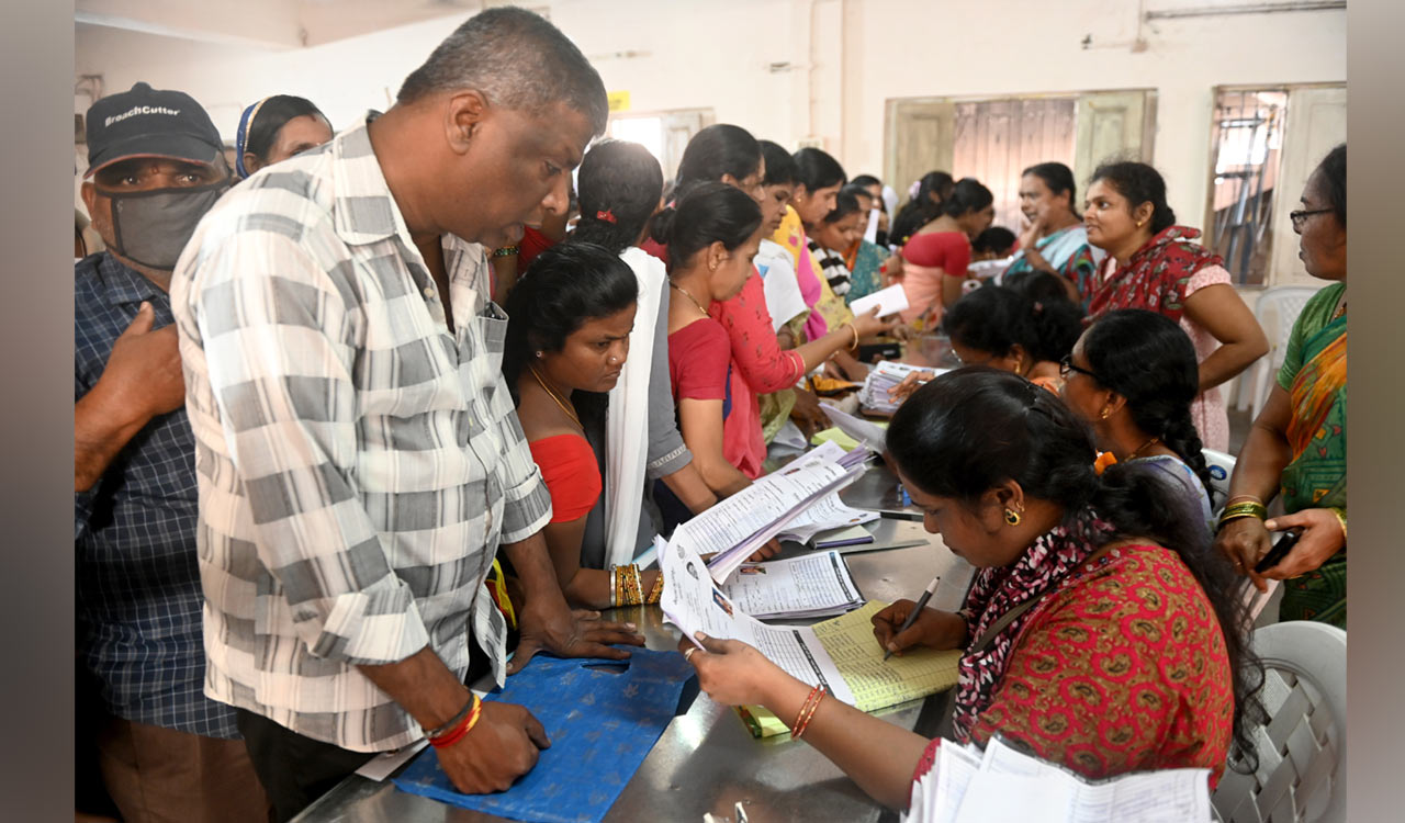 Hyderabad: Over 1.98 lakh applications received on day one of Praja Palana