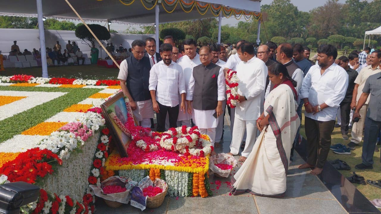 CM pays tributes to PV Narasimha Rao on death anniversary