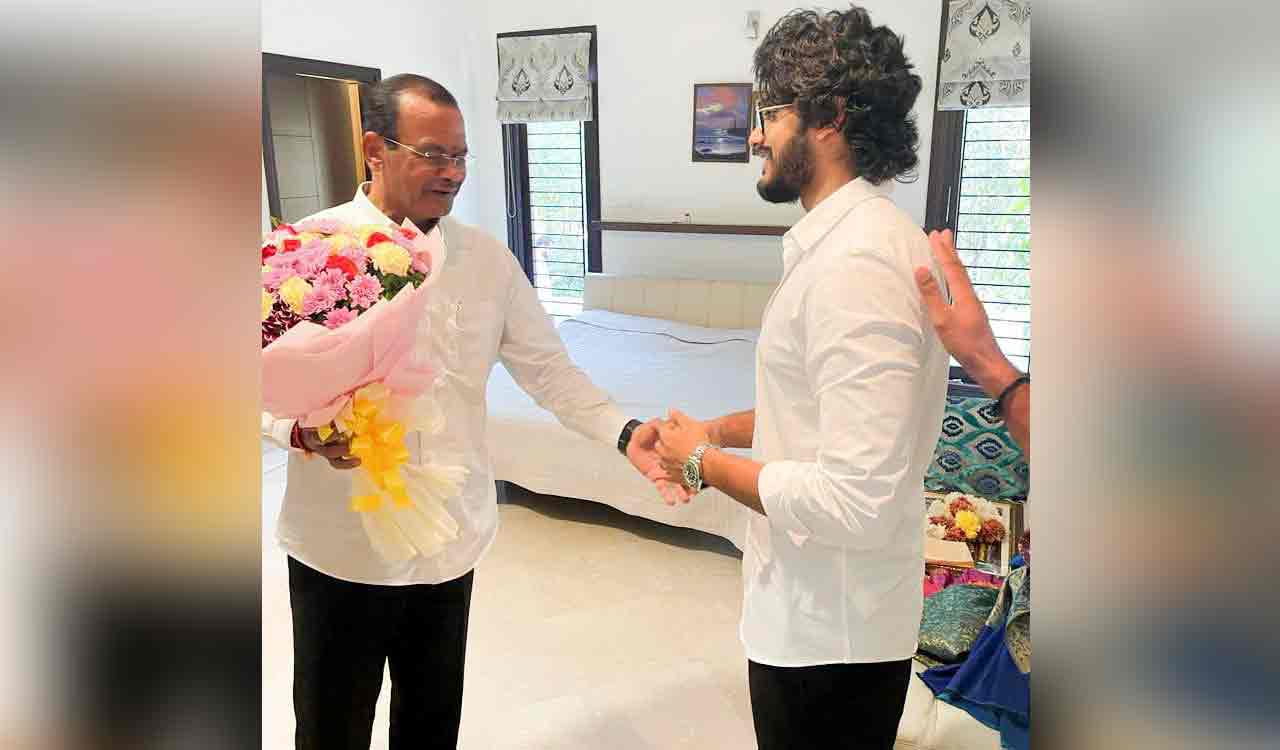 Actor Teja Sajja meets Minister Komatireddy Venkat Reddy