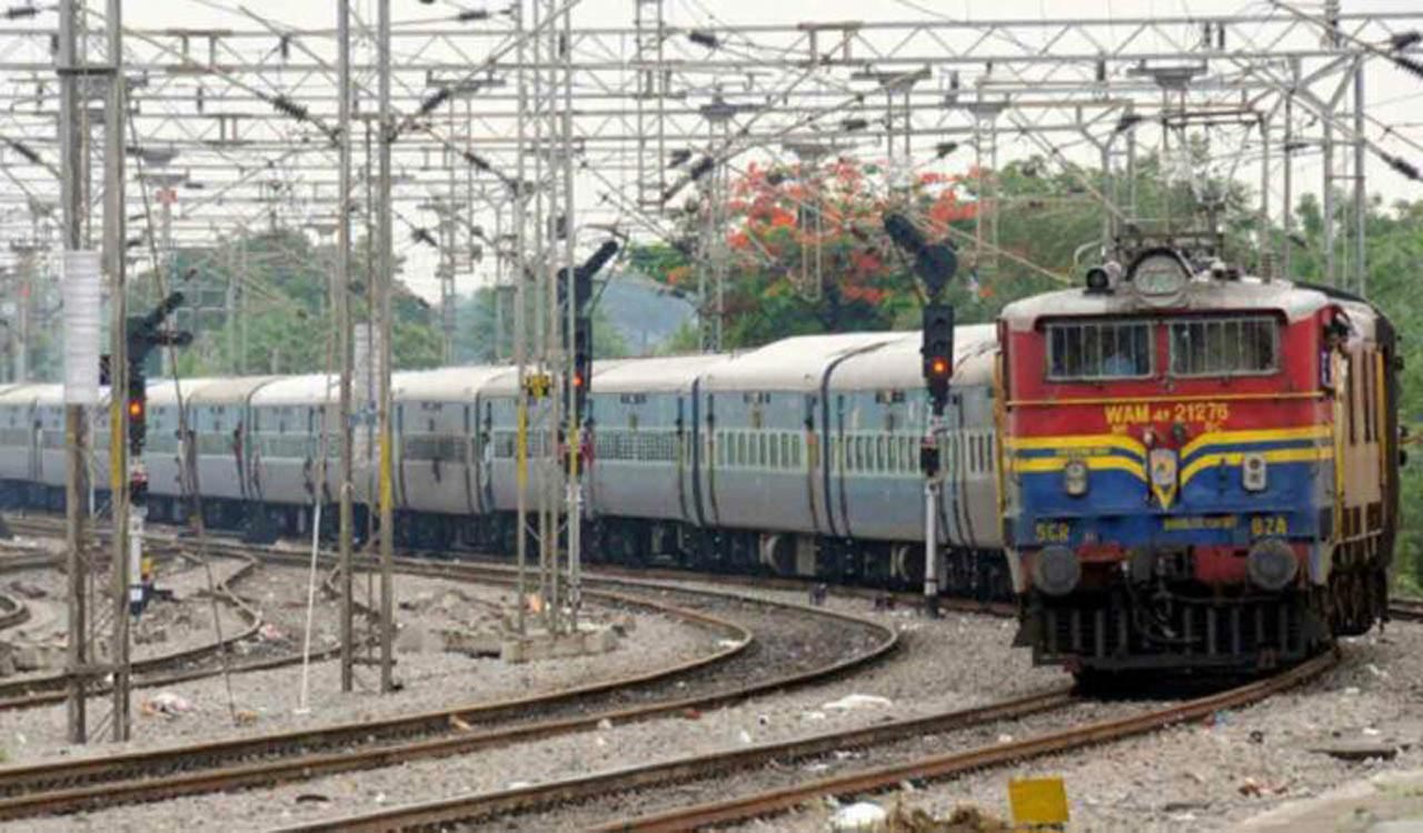 Andhra Pradesh: Visakhapatnam-Bhawanipatna passenger train engine derails, no casualties