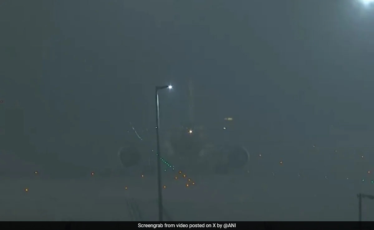 Delhi Airport's Advisory For Fliers As Dense Fog Reduces Visibility