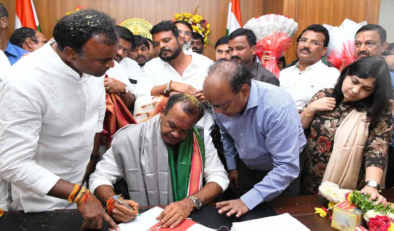 Komatireddy Venkat Reddy assumes charge as Telangana R&B Minister