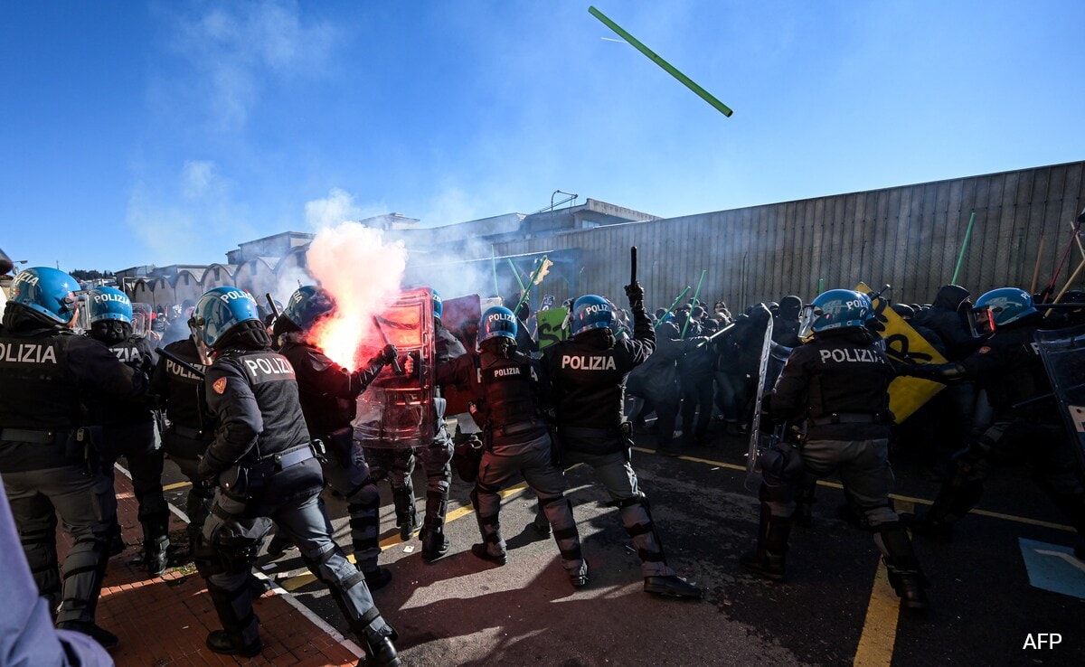 Anti-Israel Protesters Fire Smoke bombs, Flares In Clash With Cops In Italy