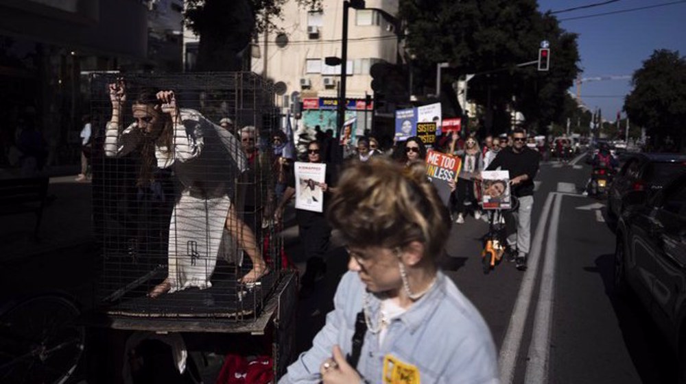 Captives’ families protest outside Netanyahu’s home, calling for truce-for-captives deal