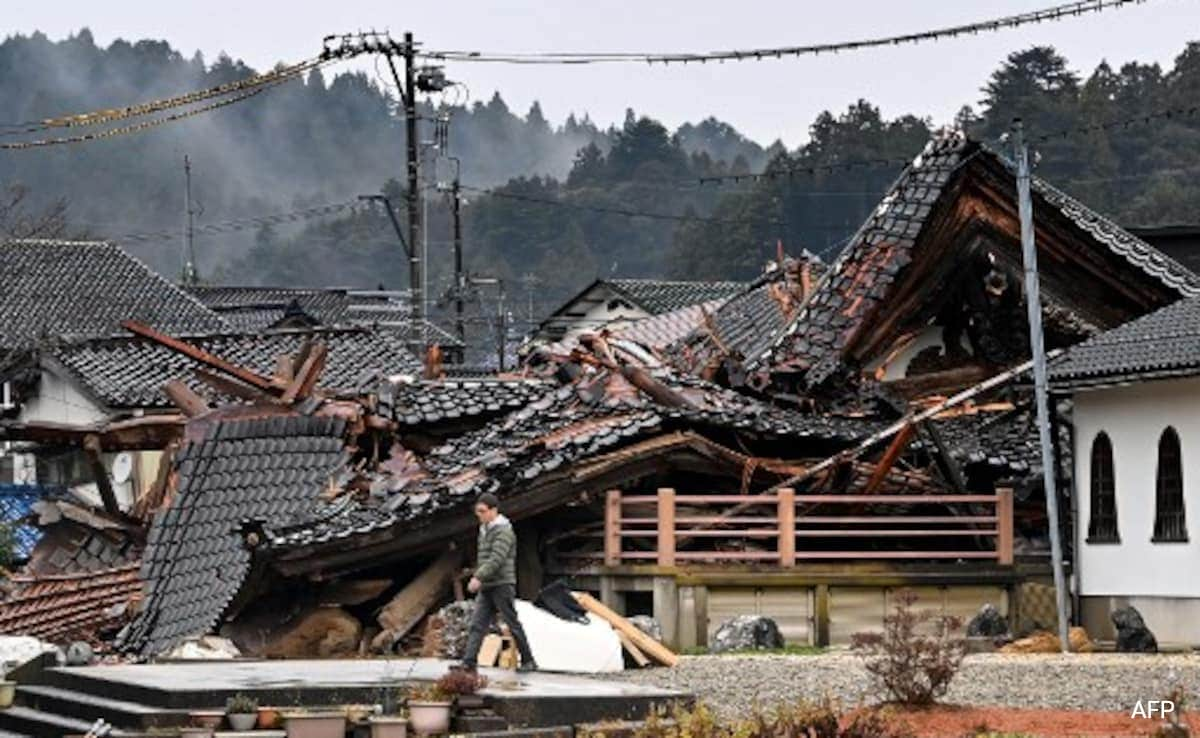 Search Dog Finds Elderly Woman Trapped In House Destroyed By Japan Quake