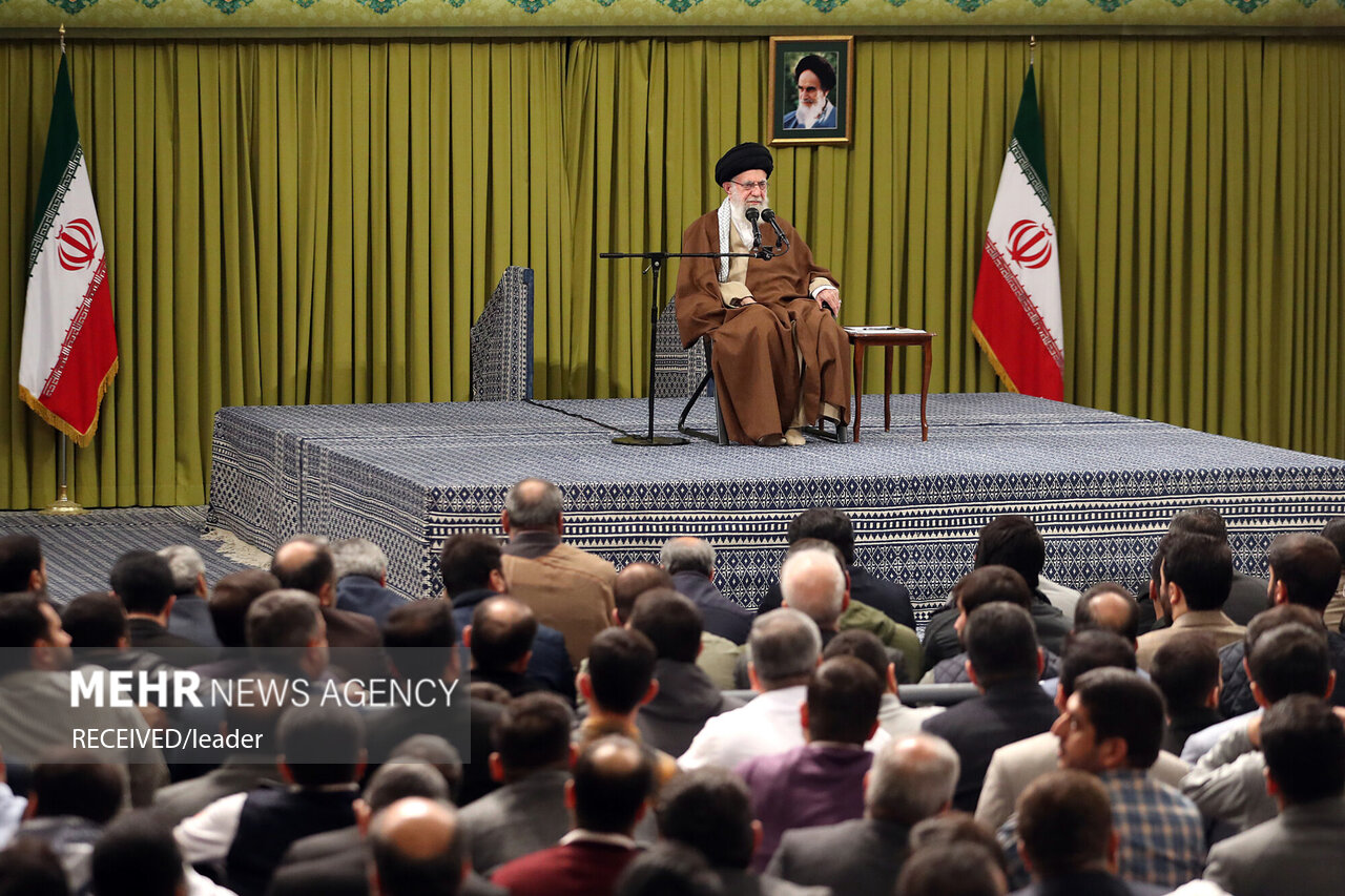 Leader receives people of Qom