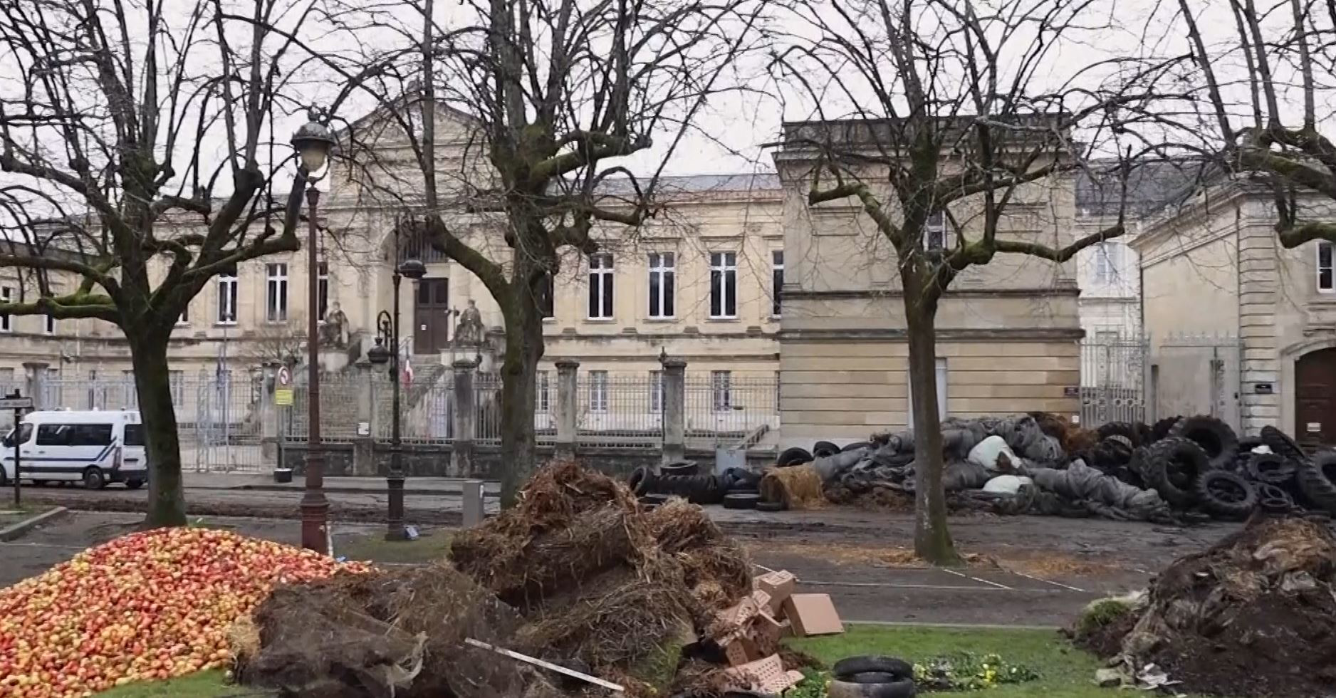 Farmers continue to block highway in France