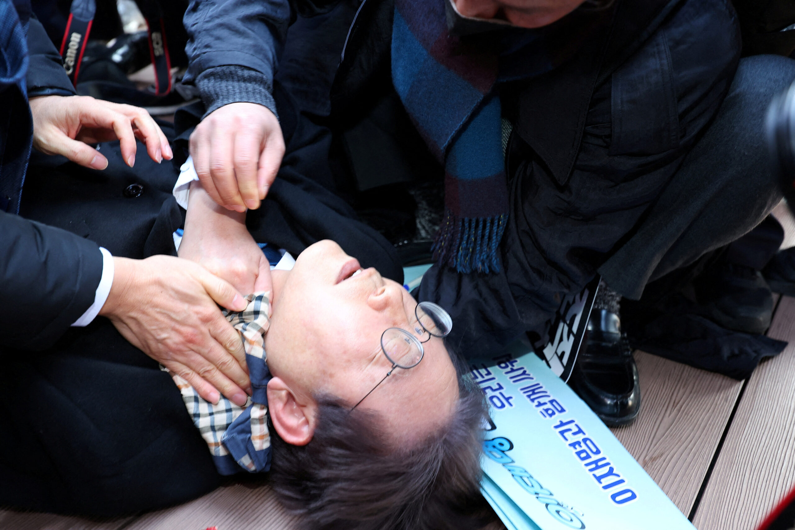 South Korean Opposition Leader Lee Jae-myung Stabbed In Neck