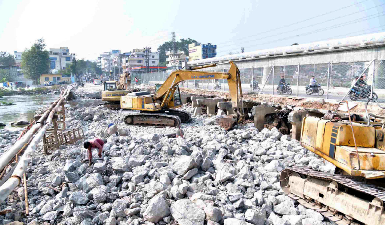 Hyderabad: Work on Moosarambagh high-level bridge underway