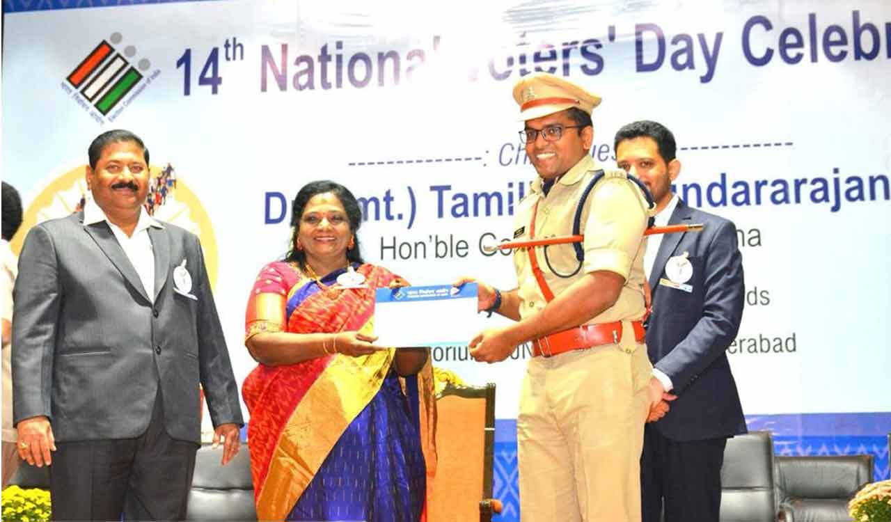 Former Kothagudem SP Dr. Vineeth gets Best Performance Award