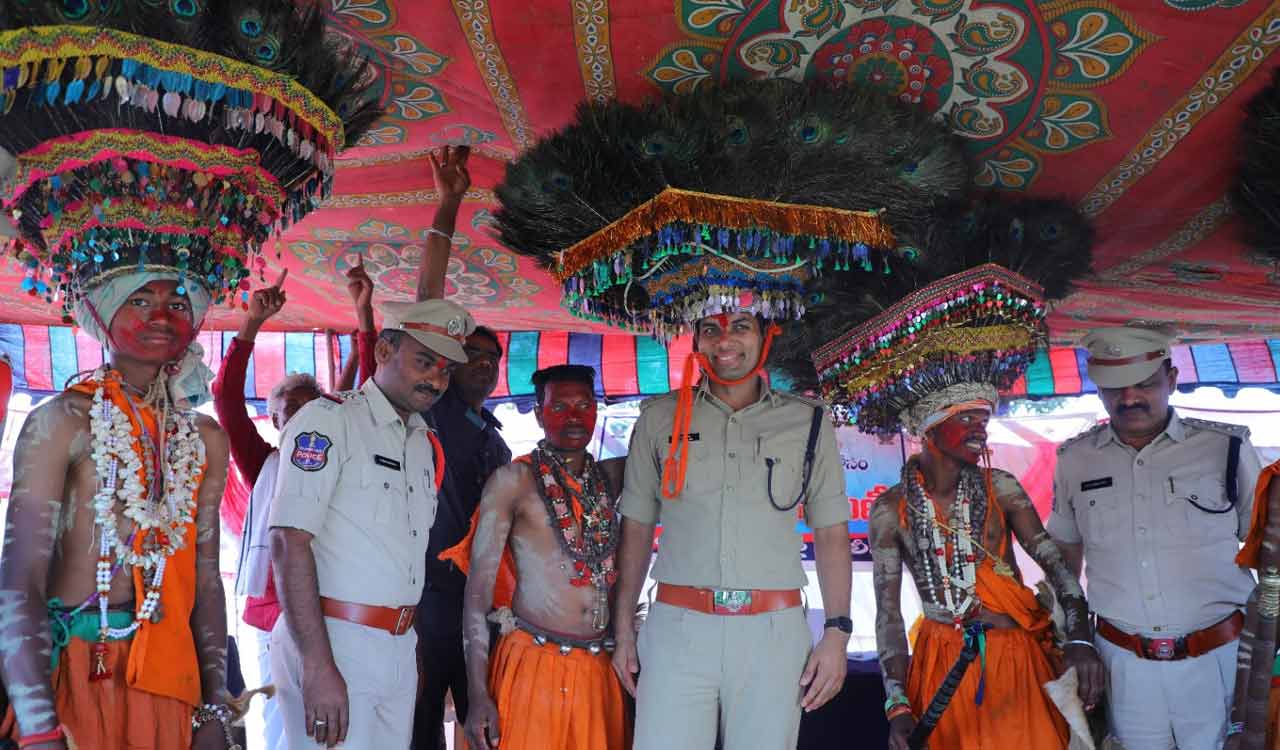 Police distribute blankets to Kolams in Adilabad