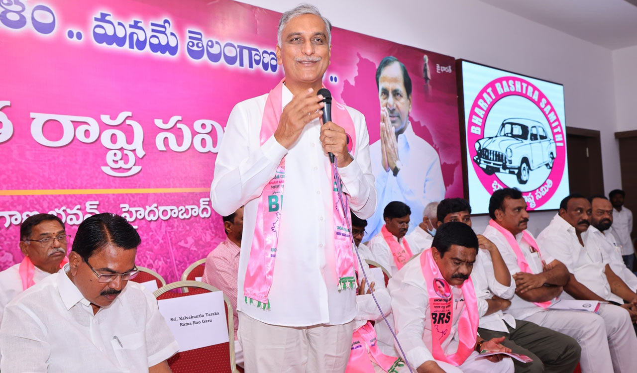 Harish Rao distributes material prepared by experts to 10th class students