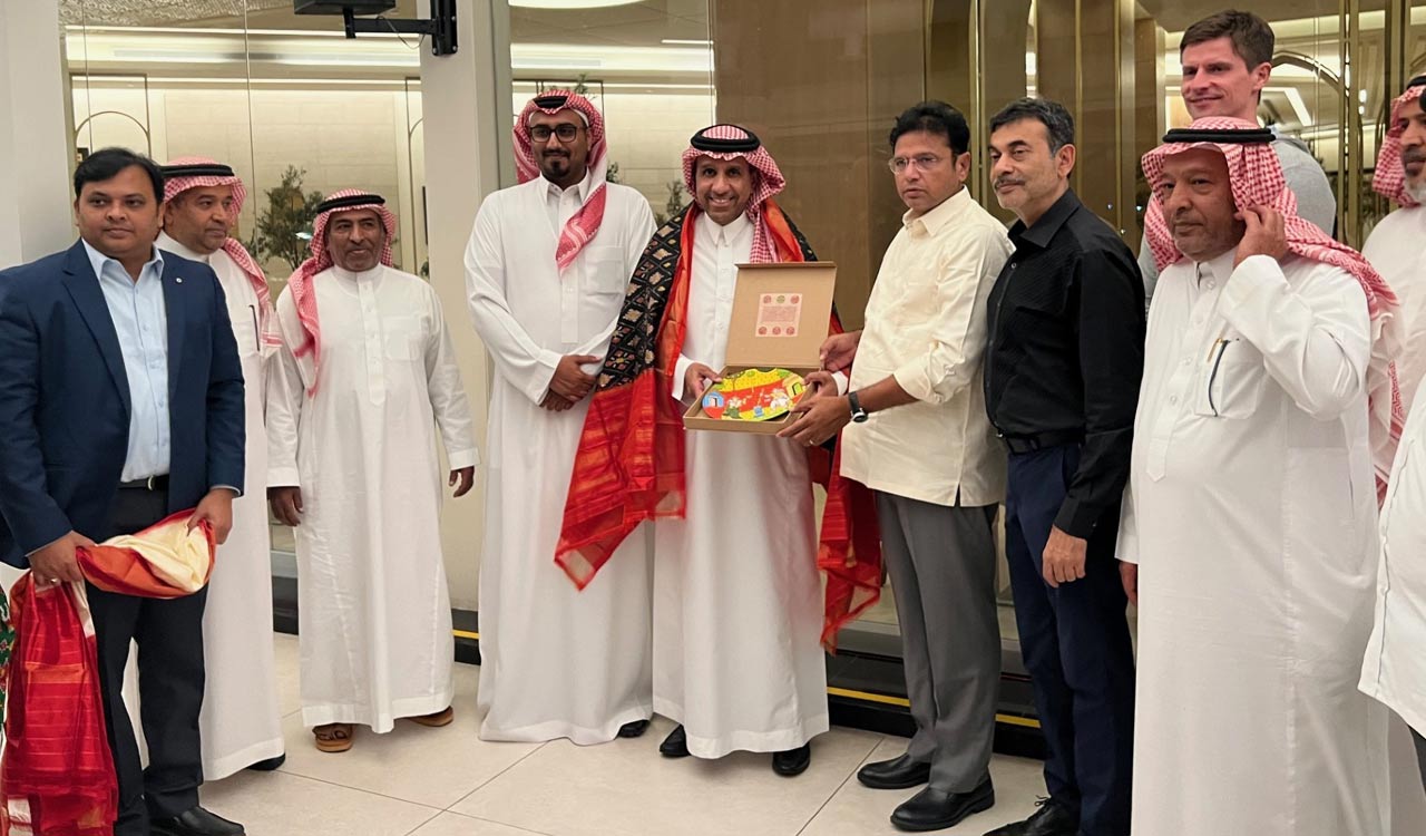 IT Minister Sridhar Babu meets Saudi businessmen