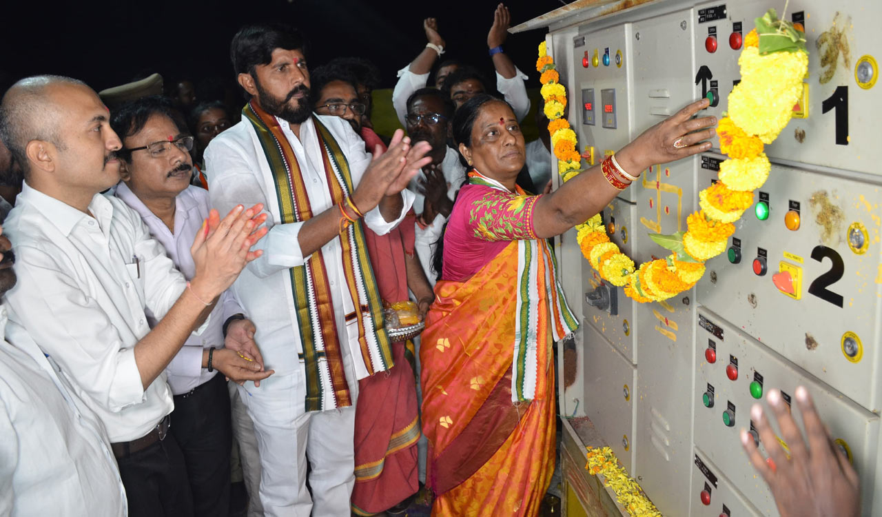 Konda Surekha releases water from Ranganayaka Sagar