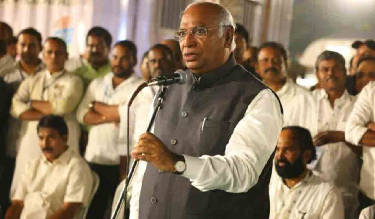 Putting ED against Jharkhand CM Soren, forcing him to quit blow to federalism: Kharge