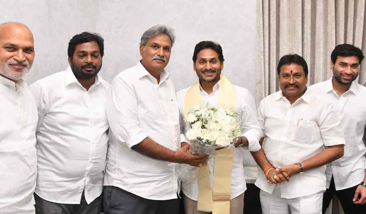 Andhra: MP Kesineni Nani meets CM Jagan Mohan Reddy at camp office