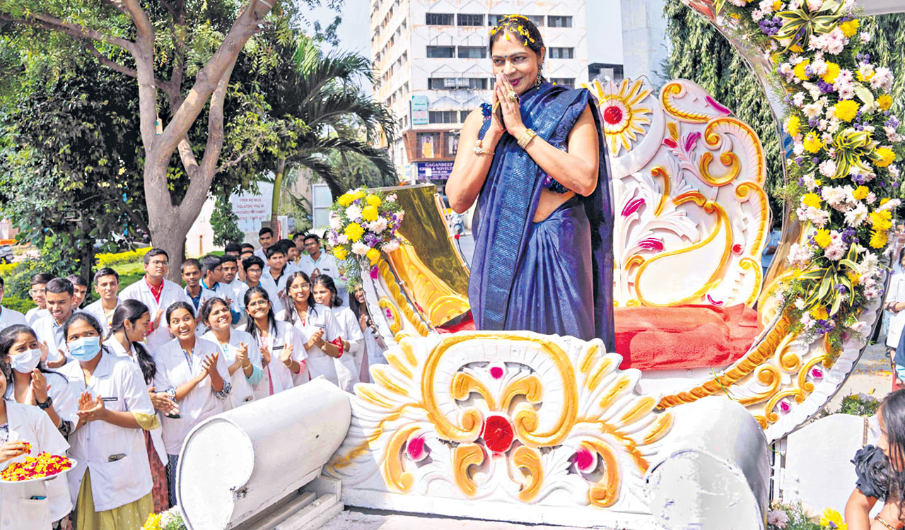 Students, faculty bid warm adieu to Osmania Medical College principal