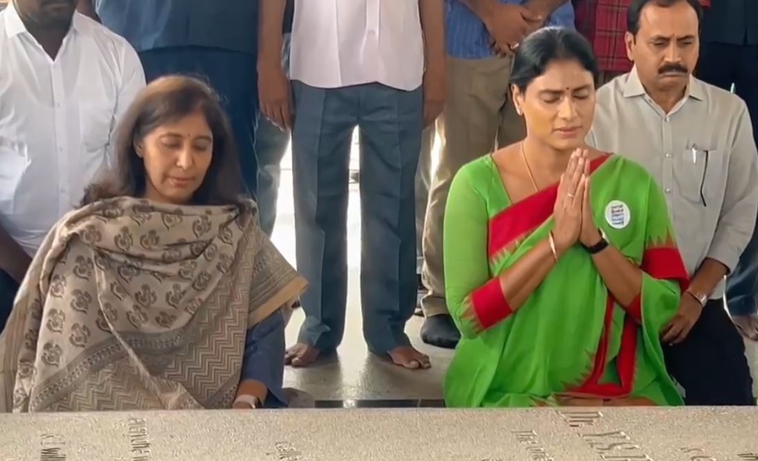 Sharmila meets Vivekananda Reddy’s daughter Sunitha