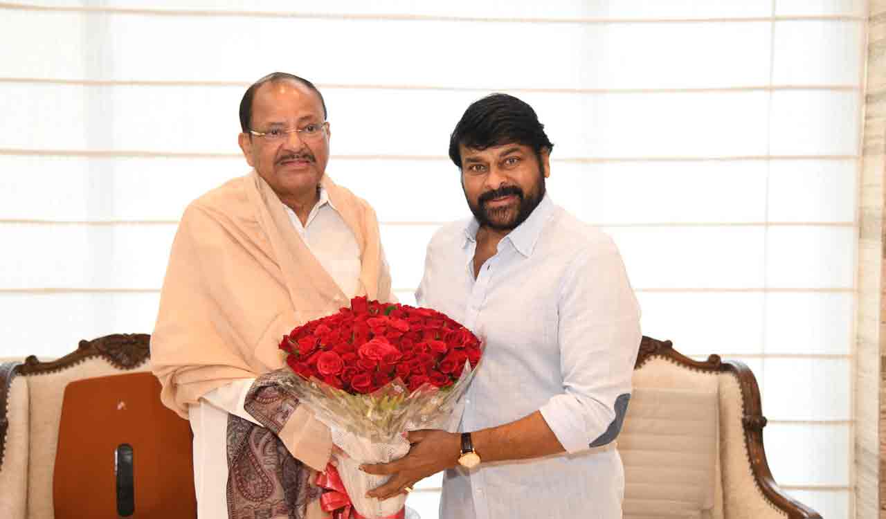 Chiranjeevi meets Venkaiah Naidu, congratulates him on Padama Vibhushan win