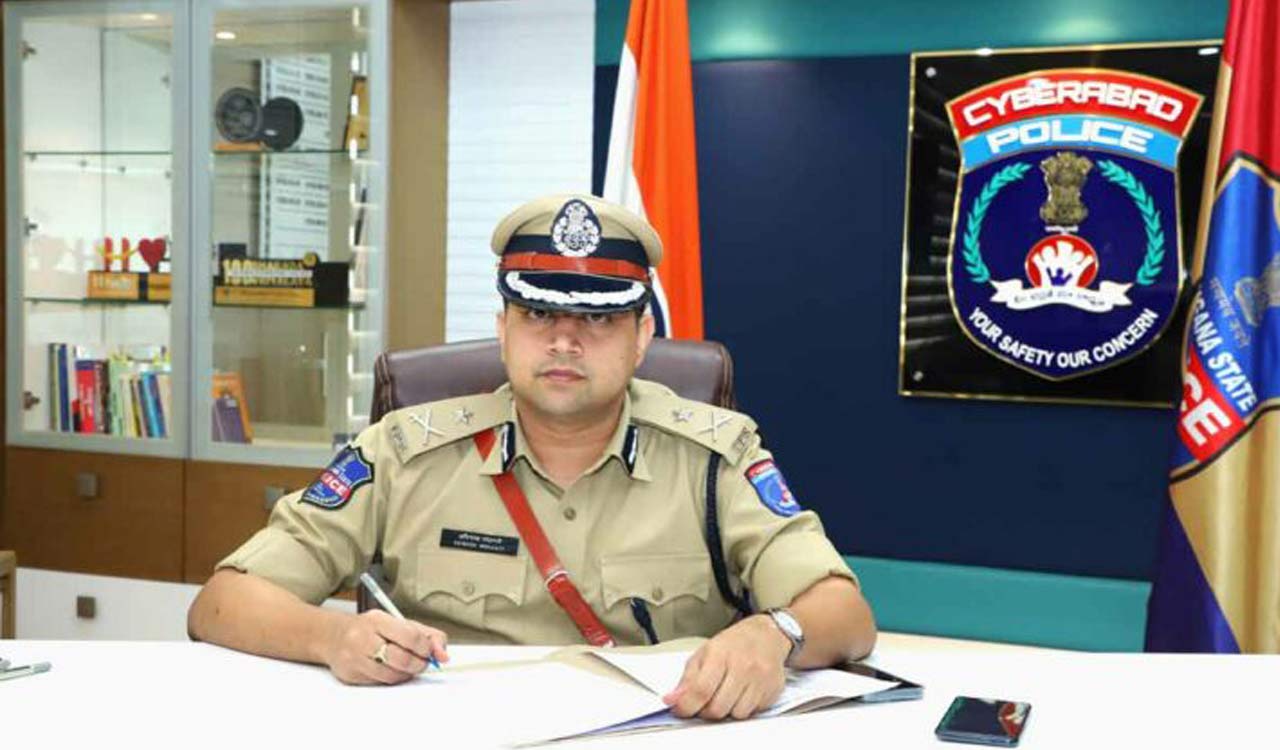 Cyberabad CP Avinash Mohanty congratulates Rajendranagar police