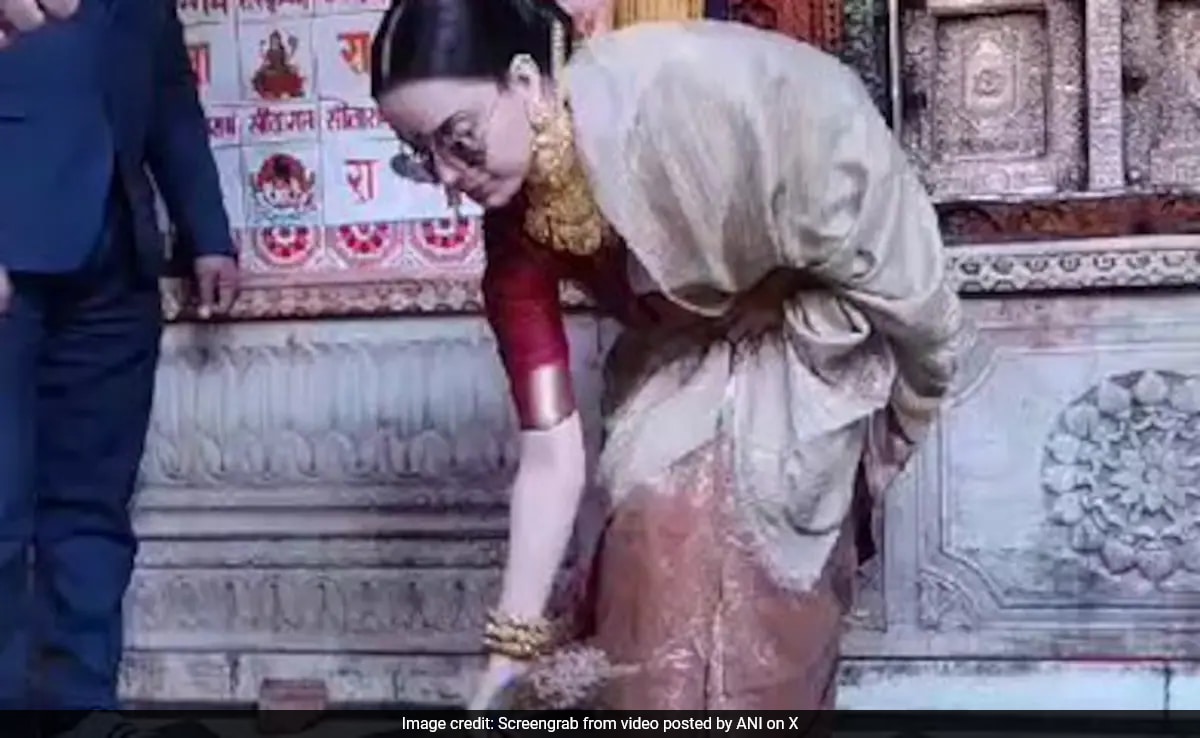 Video: Actor Kangana Ranaut Cleans Ayodhya's Hanuman Garhi Temple