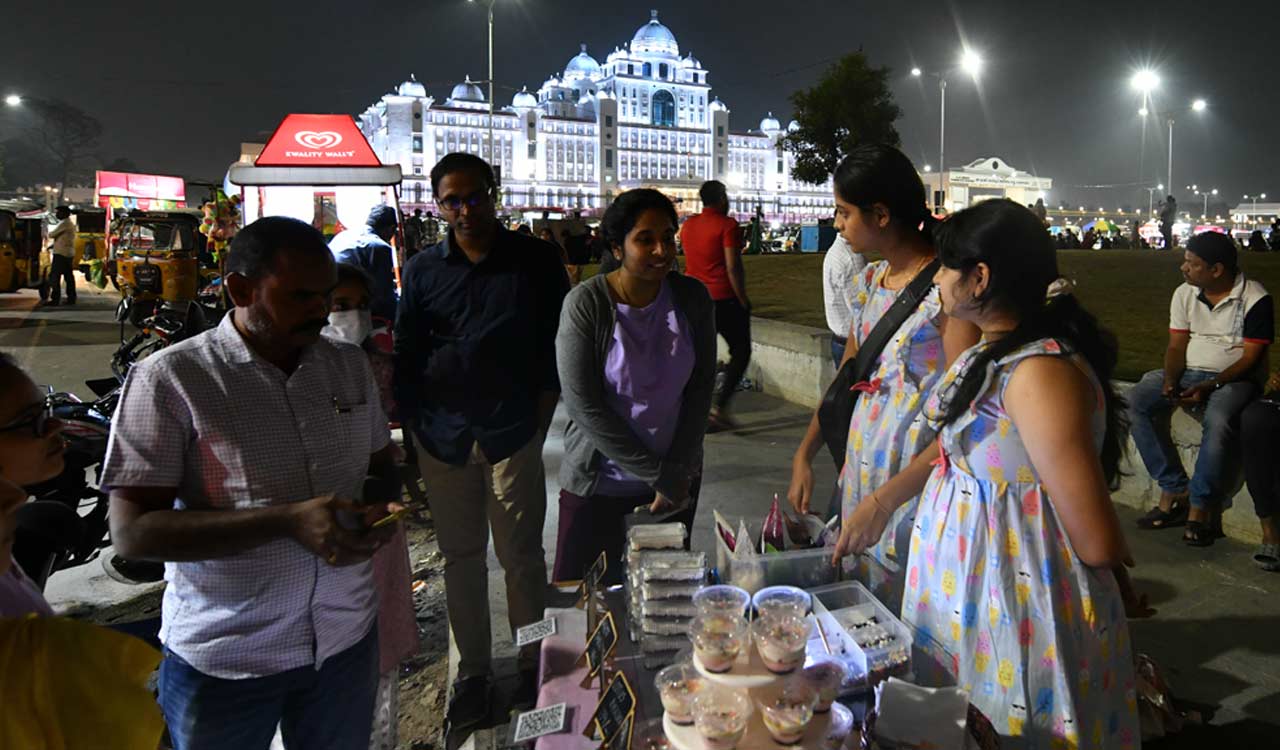 Hyderabad: Engineering students turn cheesecake vendors at Tank Bund