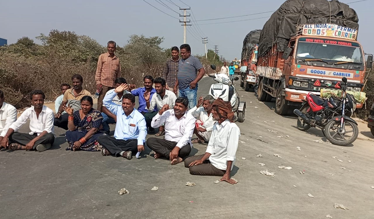 Sangareddy: Cotton farmers protest as CCI closes purchasing centre