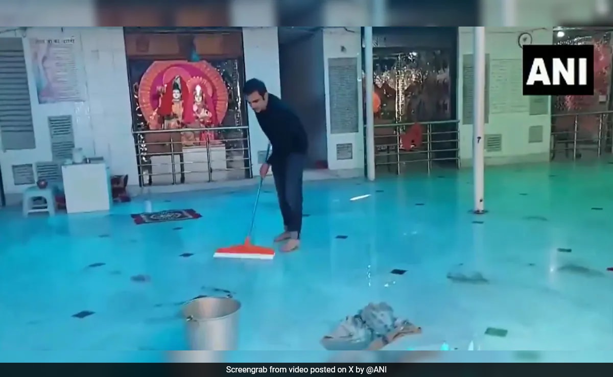 BJP MP Gautam Gambhir Cleans Delhi Temple As Part Of 'Swachchata Abhiyan'