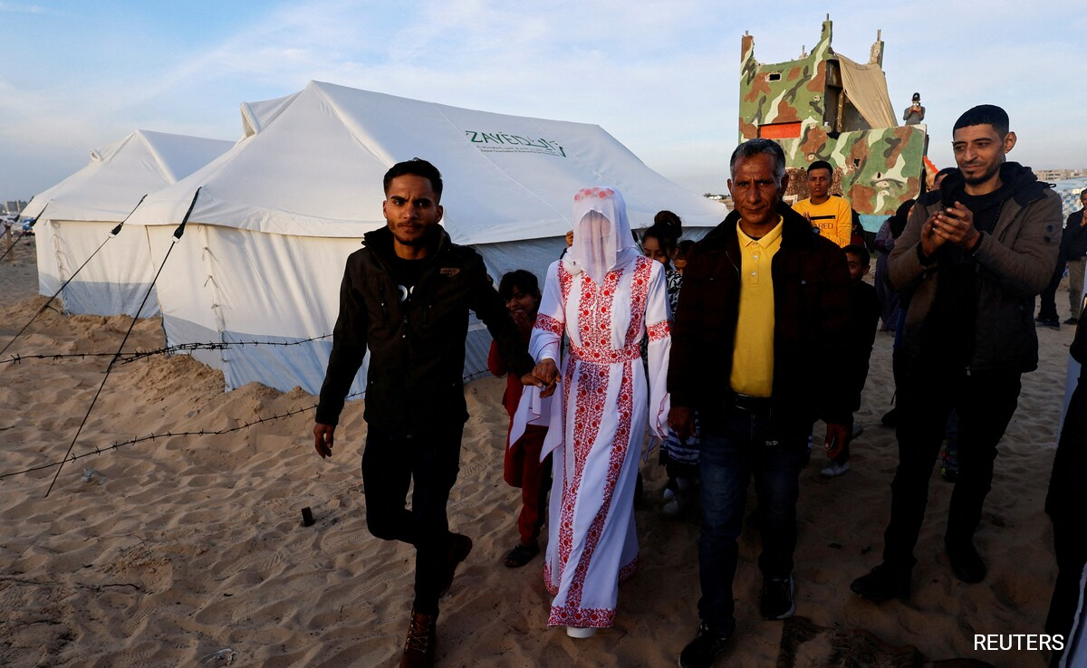 Pics: Gaza Couple Marry In Tent City With Barbed Wire Fence