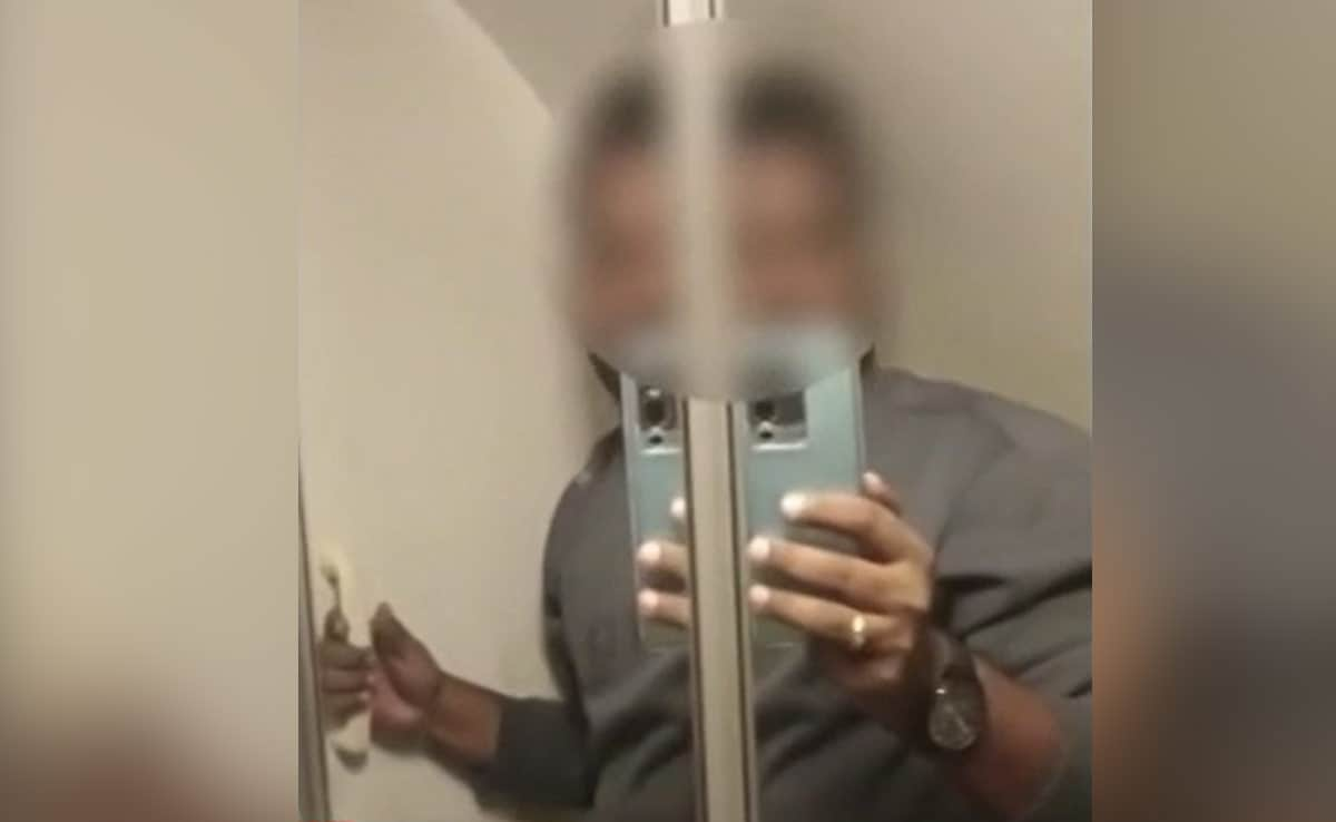 Video Captures SpiceJet Flier's Ordeal While Being Trapped In Plane Toilet