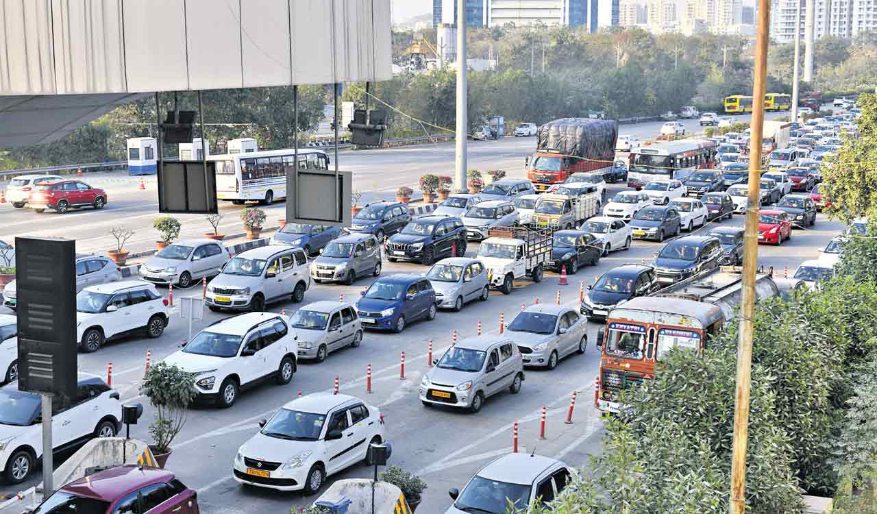 Traffic chaos at toll plazas as Sankranti revelers return to Hyderabad