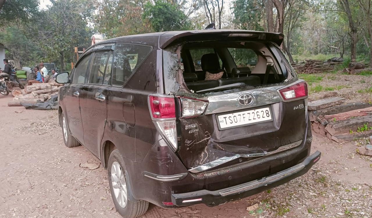 Sand mafia goes rogue in Kothagudem, sand tractor hits forest officials’ vehicle