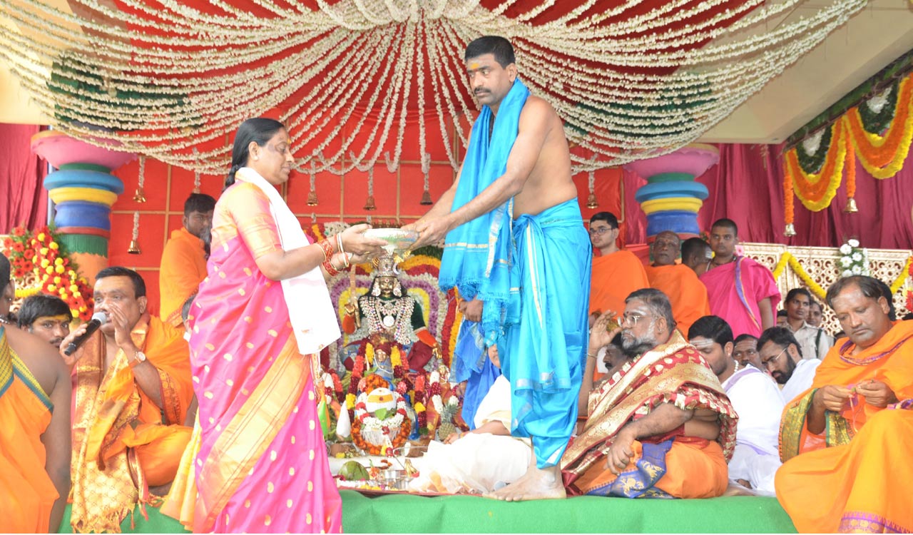 Telangana: Pomp and gaiety mark celestial wedding of Komuravelly Mallanna