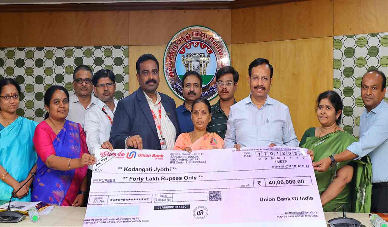 TSRTC extends support to family of deceased conductor, presents Rs 40 lakh cheque