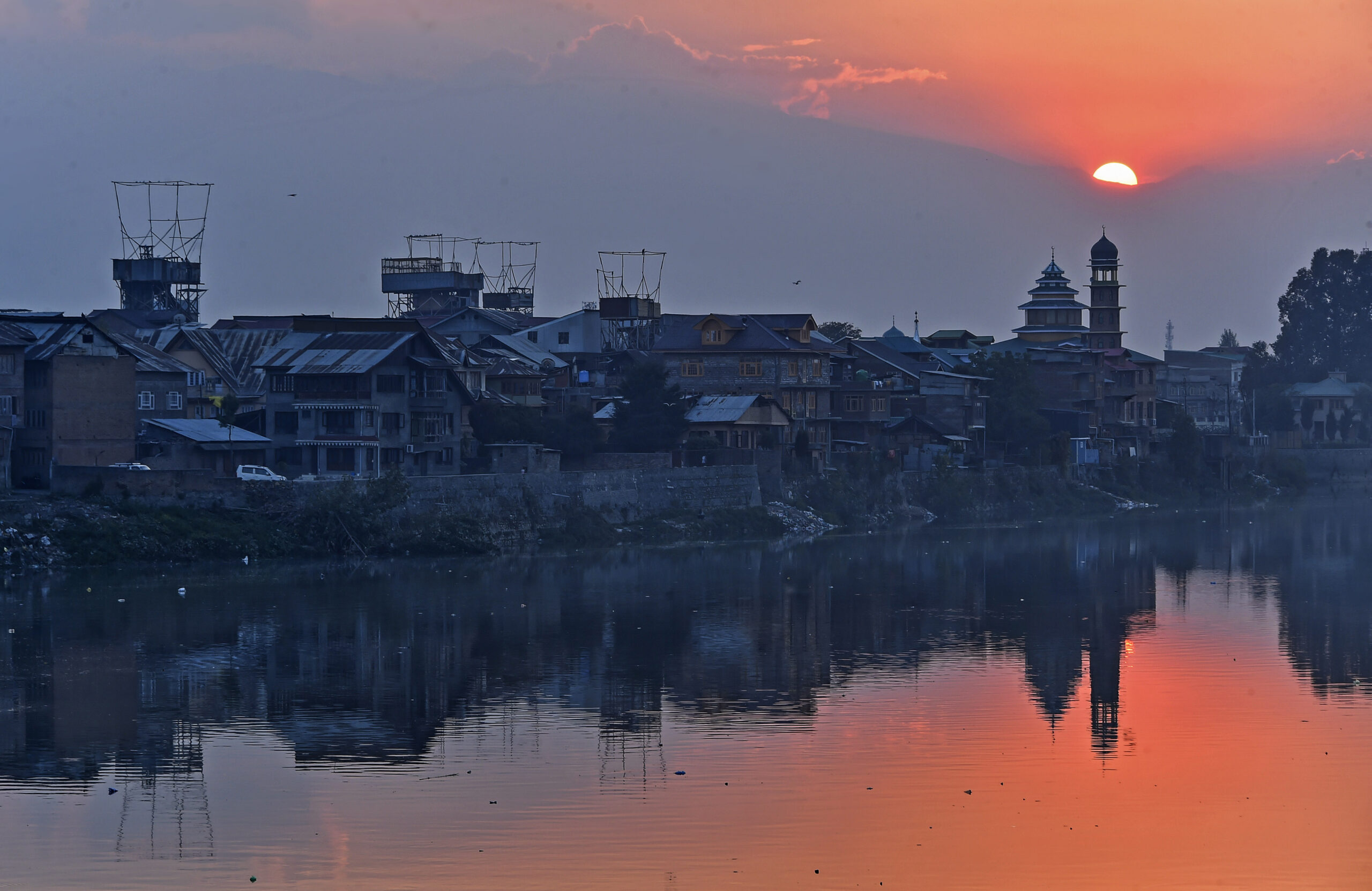 Water Level In Jhelum Hits Lowest Level As Dry Spell Continues In Kashmir