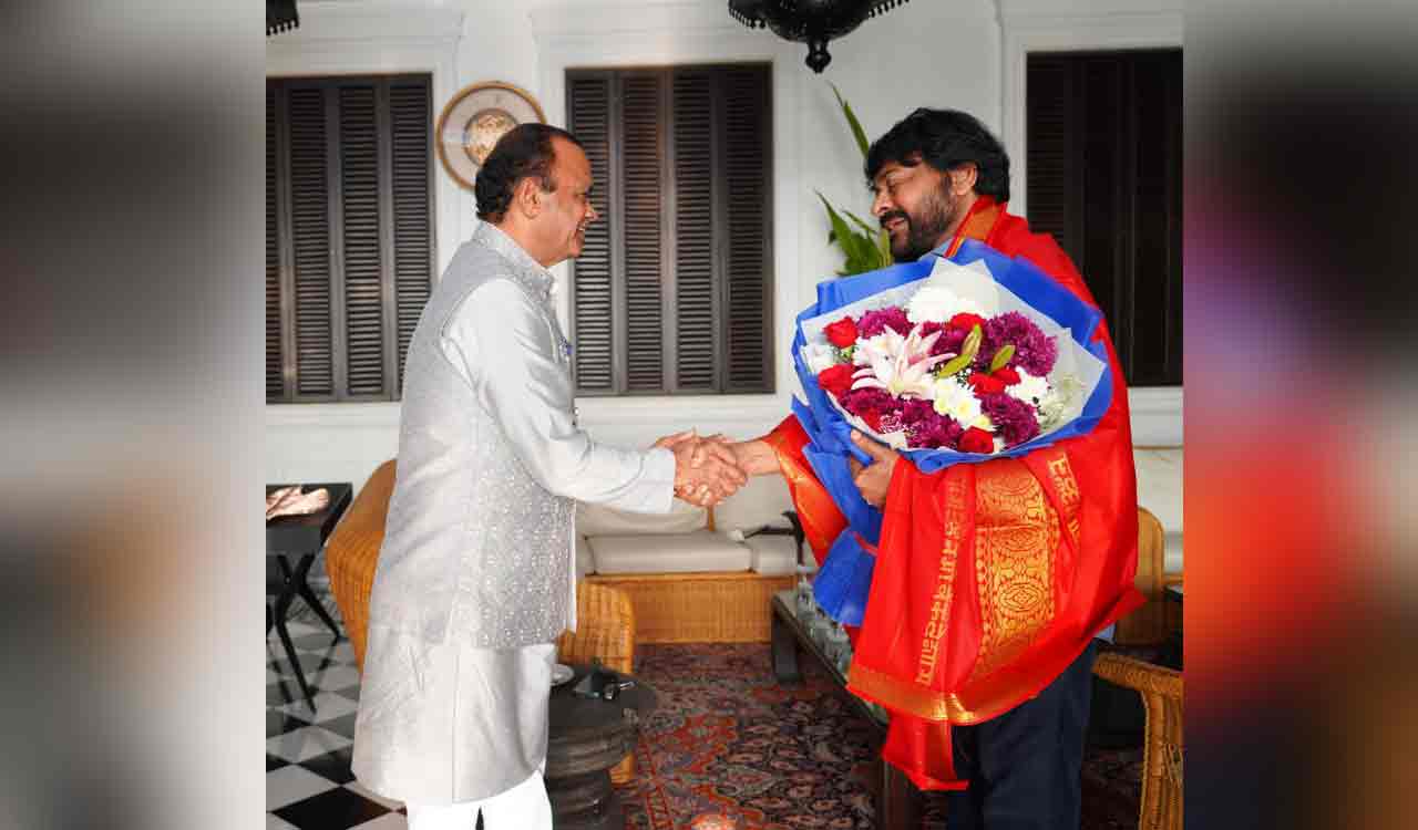 Komatireddy Venkat Reddy meets Chiranjeevi, congratulates him on Padma Vibhushan win