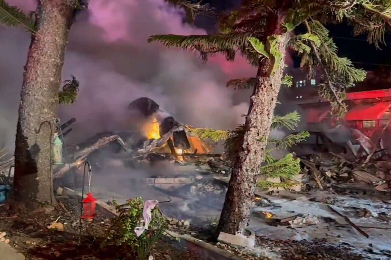 3 killed as a small plane crashes into a Florida mobile home