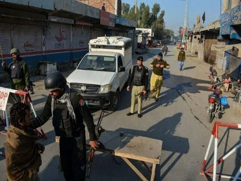 10 killed in attack on police station in Pakistan