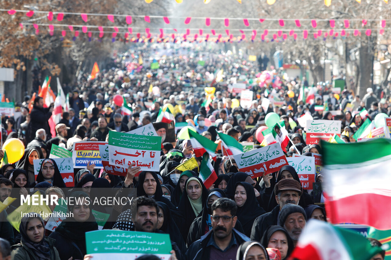 Hamedan people celebrate Islamic Revolution anniversary