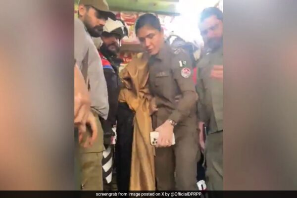 Pak Cop Who Saved Woman From Mob Named For Police Medal